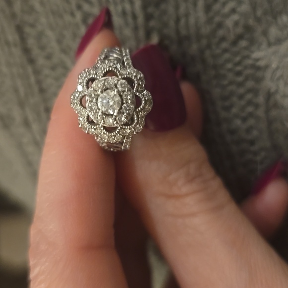 Simply Vera Vera Wang Diamond Flower Ring 🌸 14K - Picture 2 of 4